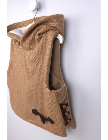 CONJUNTO NIÑA BOMBACHO(FALDA), BLUSA Y CHALECO COLECCIÓN VENUS DE NOMA FERNÁNDEZ, CAMEL/MARRÓN. INVIERNO 25.