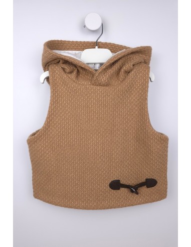 CONJUNTO NIÑA BOMBACHO(FALDA), BLUSA Y CHALECO COLECCIÓN VENUS DE NOMA FERNÁNDEZ, CAMEL/MARRÓN. INVIERNO 25.