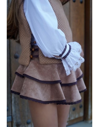 CONJUNTO NIÑA BOMBACHO(FALDA), BLUSA Y CHALECO COLECCIÓN VENUS DE NOMA FERNÁNDEZ, CAMEL/MARRÓN. INVIERNO 25.