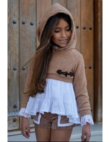 CONJUNTO NIÑA SHORT, BLUSÓN Y JERSEY CORTO COLECCIÓN VENUS DE NOMA FERNÁNDEZ, CAMEL/MARRÓN. INVIERNO 25.