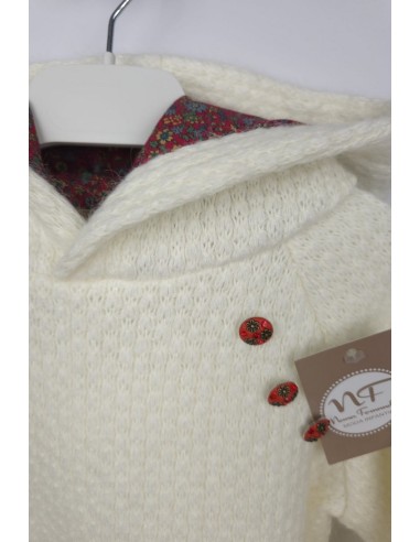 CONJUNTO NIÑA BOMBACHO (FALDA), BLUSA Y JERSEY CAPUCHA PENÉLOPE DE NOMA FERNÁNDEZ, MARFIL/EST.ROJO. INVIERNO 25.