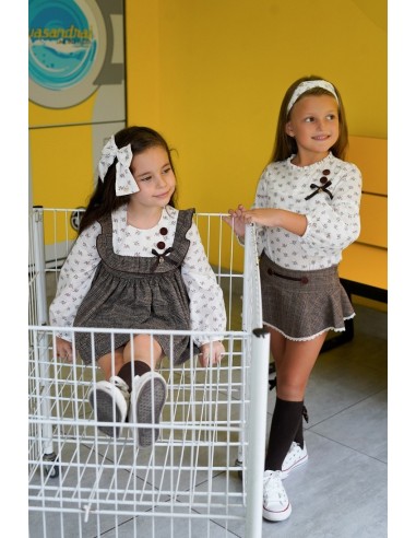 CONJUNTO NIÑA BOMBACHO(FALDA), BLUSA Y SUDADERA COLECCIÓN DIANA DE NOMA FERNÁNDEZ, CUADRO MARRÓN. INVIERNO 25.
