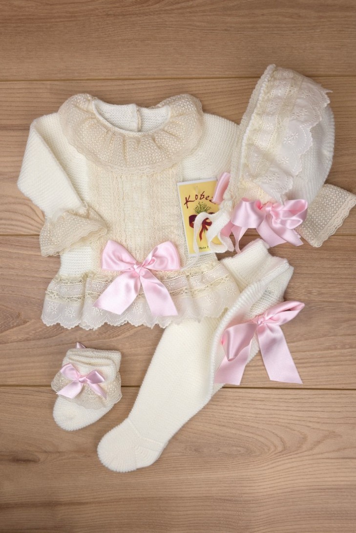 CONJUNTO UNISEX DE PUNTO CRUDO/ROSA BEBÉ (4 PIEZAS), Y62. KOBEZ. INVIERNO.