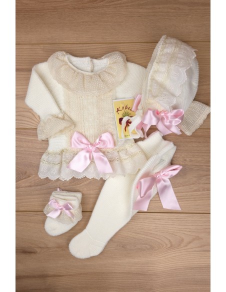 CONJUNTO UNISEX DE PUNTO CRUDO/ROSA BEBÉ (4 PIEZAS), Y62. KOBEZ. INVIERNO.