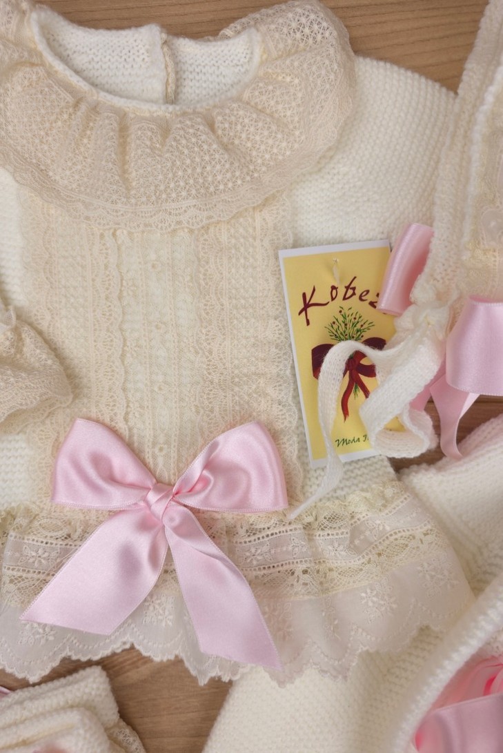 CONJUNTO UNISEX DE PUNTO CRUDO/ROSA BEBÉ (4 PIEZAS), Y62. KOBEZ. INVIERNO.