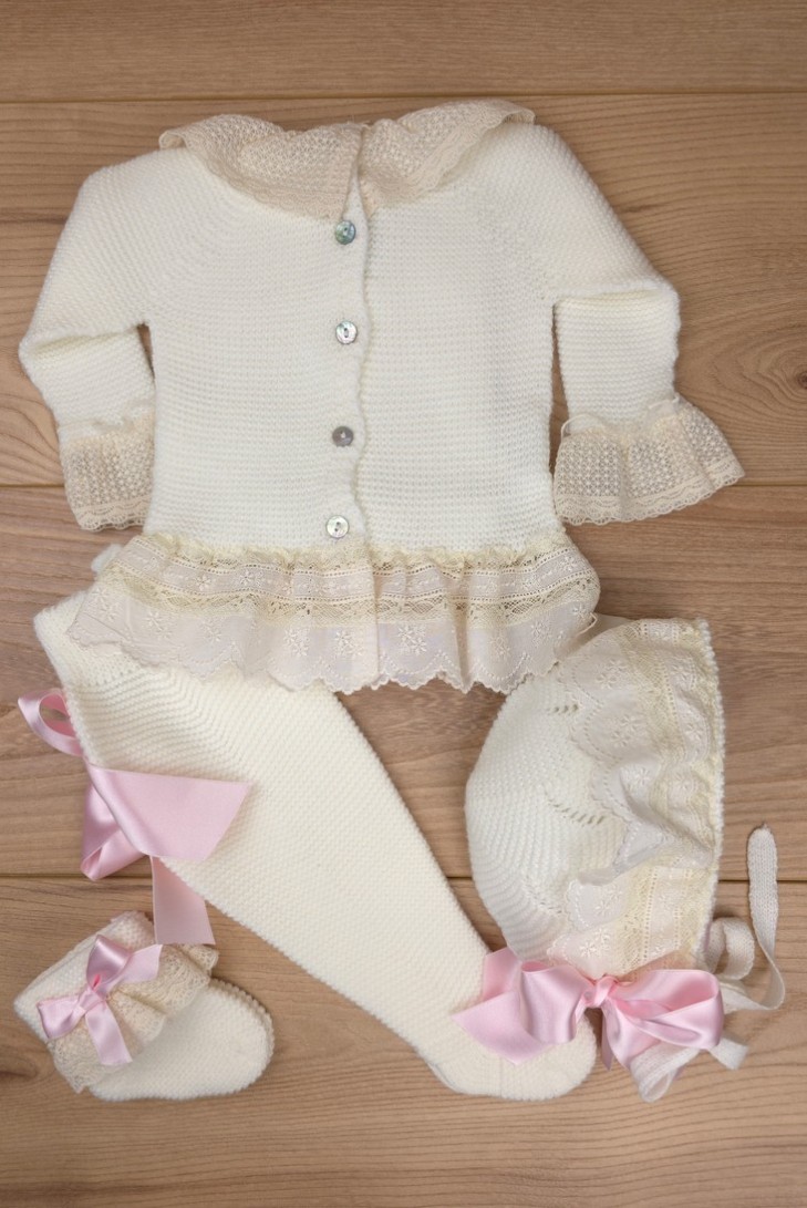 CONJUNTO UNISEX DE PUNTO CRUDO/ROSA BEBÉ (4 PIEZAS), Y62. KOBEZ. INVIERNO.