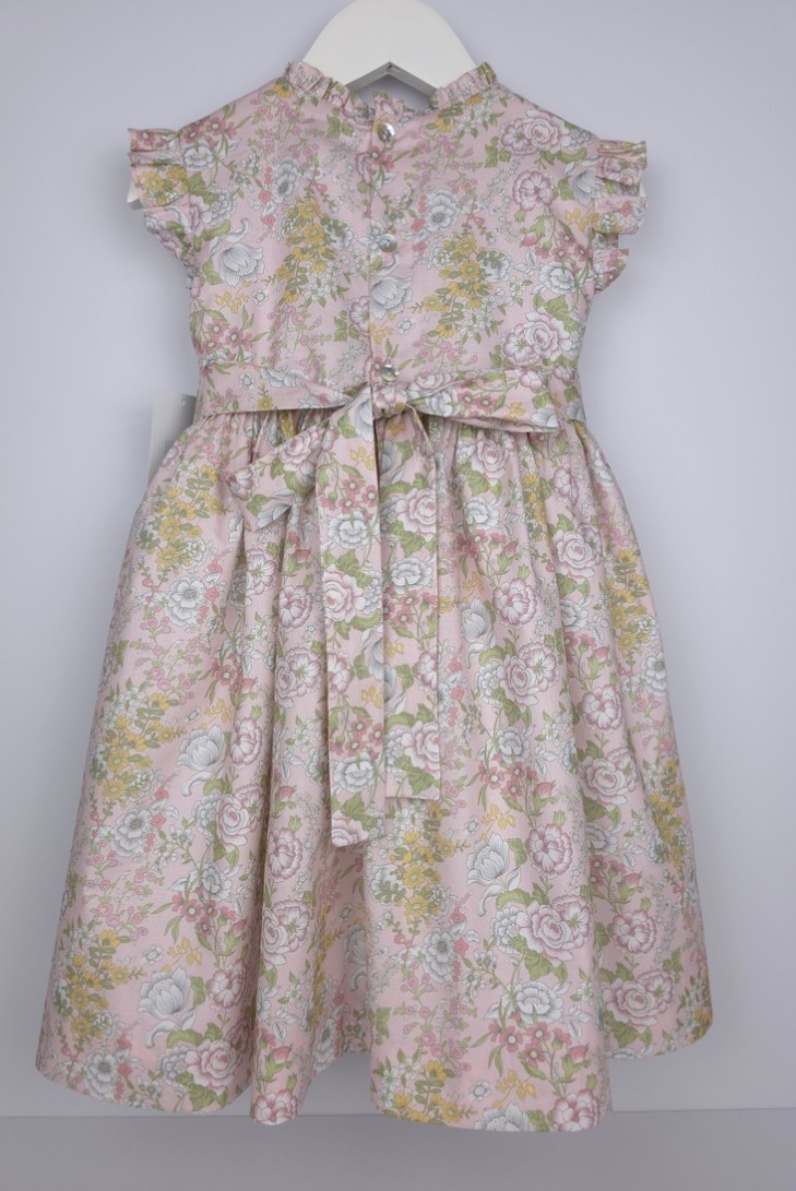 VESTIDO PUNTO SMOCK CAPRI DE TARTALETA, FONDO ROSA. VERANO 26.