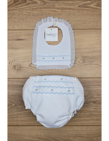 CULOTTE Y BABERO PIQUÉ FLOR BORDADA, BLANCO/AZUL. VERANO 26.