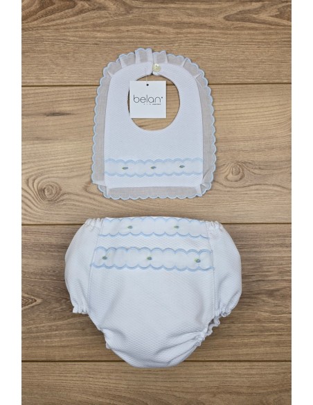 CULOTTE Y BABERO PIQUÉ FLOR BORDADA, BLANCO/AZUL. VERANO 26.