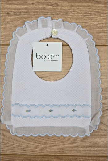 CULOTTE Y BABERO PIQUÉ FLOR BORDADA, BLANCO/AZUL. VERANO 26. 2