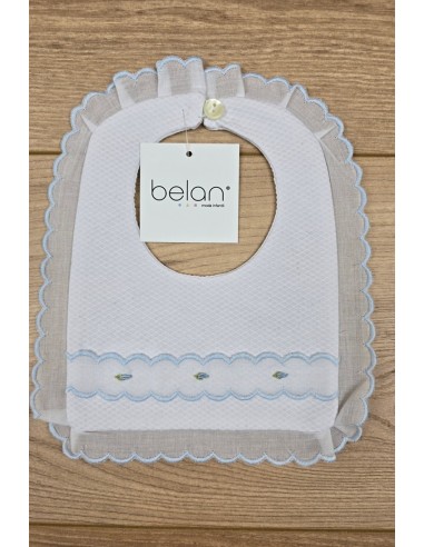 CULOTTE Y BABERO PIQUÉ FLOR BORDADA, BLANCO/AZUL. VERANO 26.