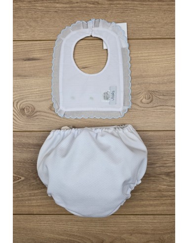 CULOTTE Y BABERO PIQUÉ FLOR BORDADA, BLANCO/AZUL. VERANO 26.