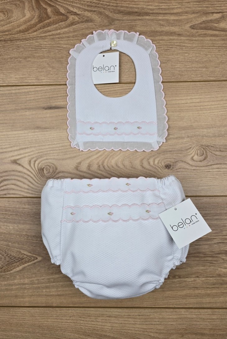 CULOTTE Y BABERO PIQUÉ FLOR BORDADA, BLANCO/ROSA. VERANO 26.
