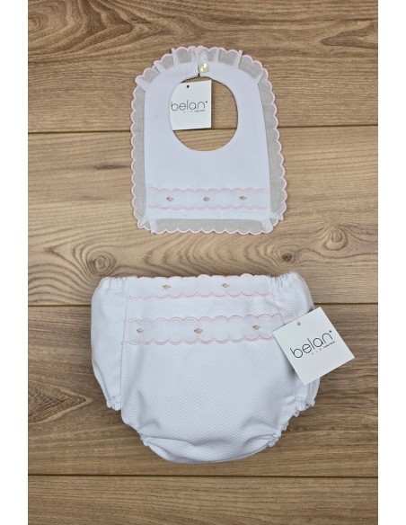 CULOTTE Y BABERO PIQUÉ FLOR BORDADA, BLANCO/ROSA. VERANO 26.