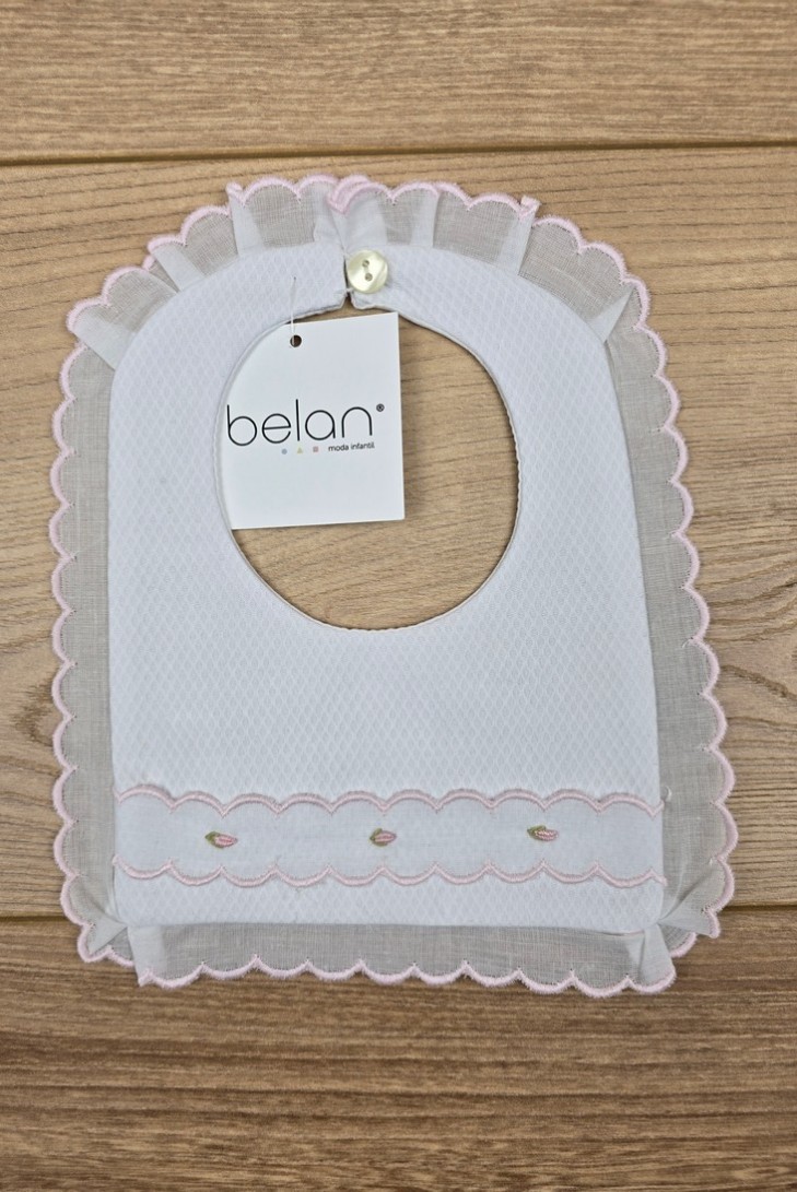 CULOTTE Y BABERO PIQUÉ FLOR BORDADA, BLANCO/ROSA. VERANO 26.