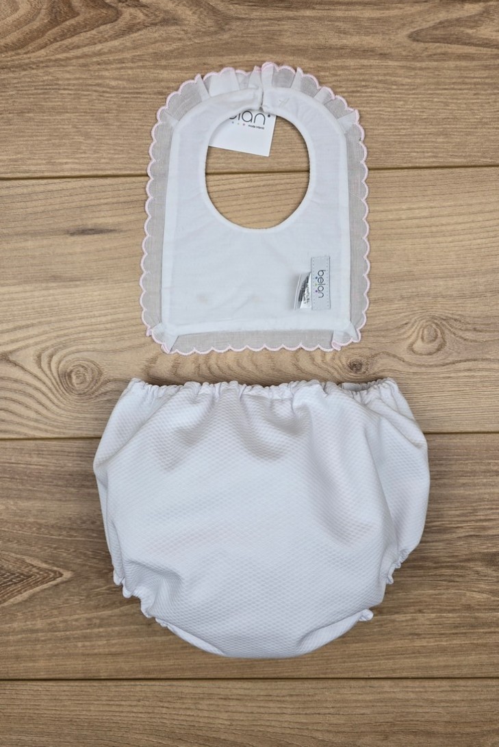 CULOTTE Y BABERO PIQUÉ FLOR BORDADA, BLANCO/ROSA. VERANO 26.