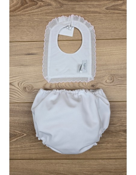 CULOTTE Y BABERO PIQUÉ FLOR BORDADA, BLANCO/ROSA. VERANO 26.