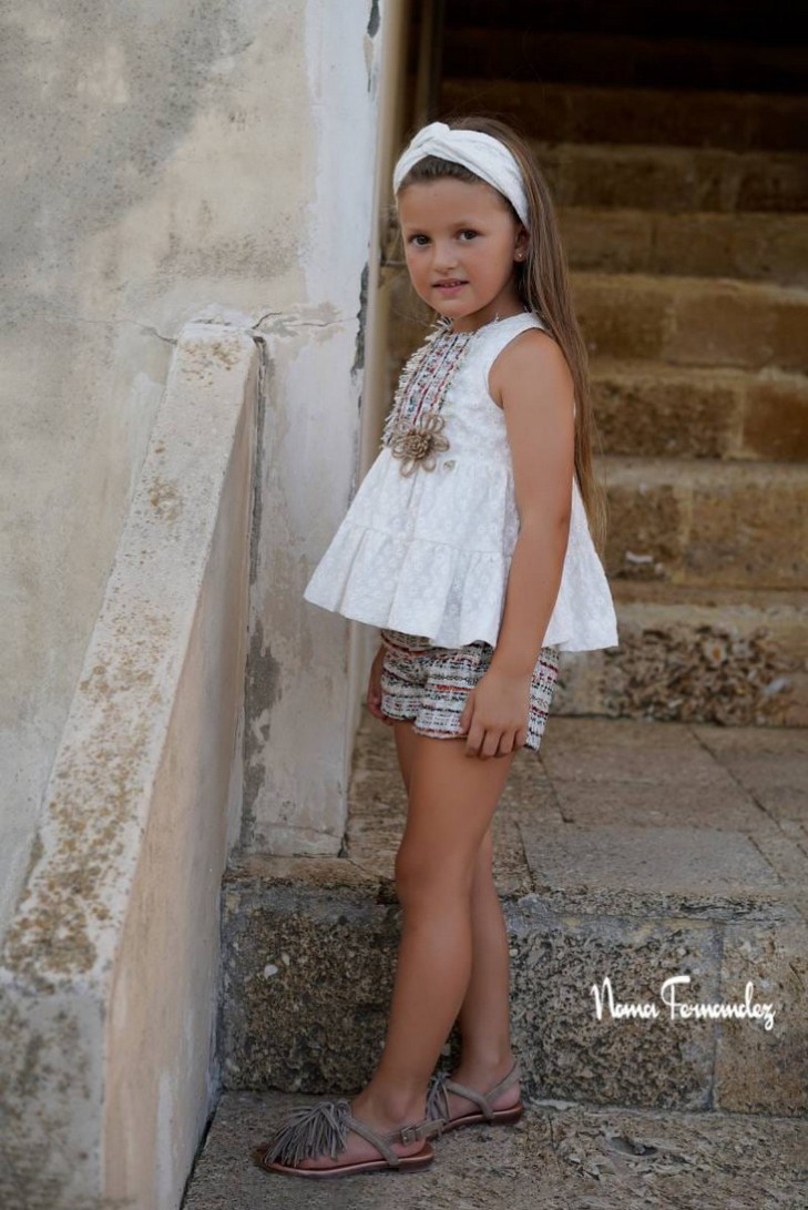CONJUNTO SHORT Y BLUSÓN COLECCIÓN YUCA DE NOMA FERNÁNDEZ, BORDADO MARFIL. VERANO 26.