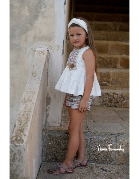 CONJUNTO SHORT Y BLUSÓN COLECCIÓN YUCA DE NOMA FERNÁNDEZ, BORDADO MARFIL. VERANO 26.