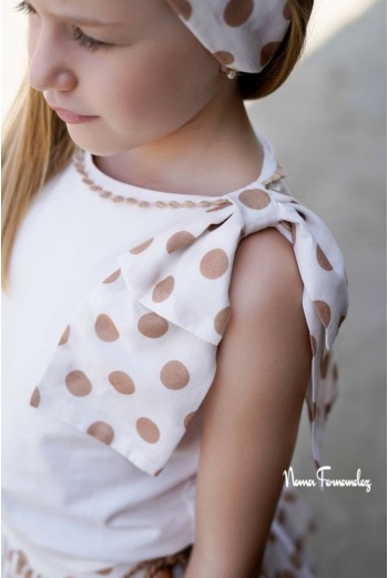 CONJUNTO CAMISETA Y FALDA (SIN SHORT DEBAJO) COLECCIÓN HAYA DE NOMA FERNÁNDEZ, TOPO CAMEL. VERANO 26. 2