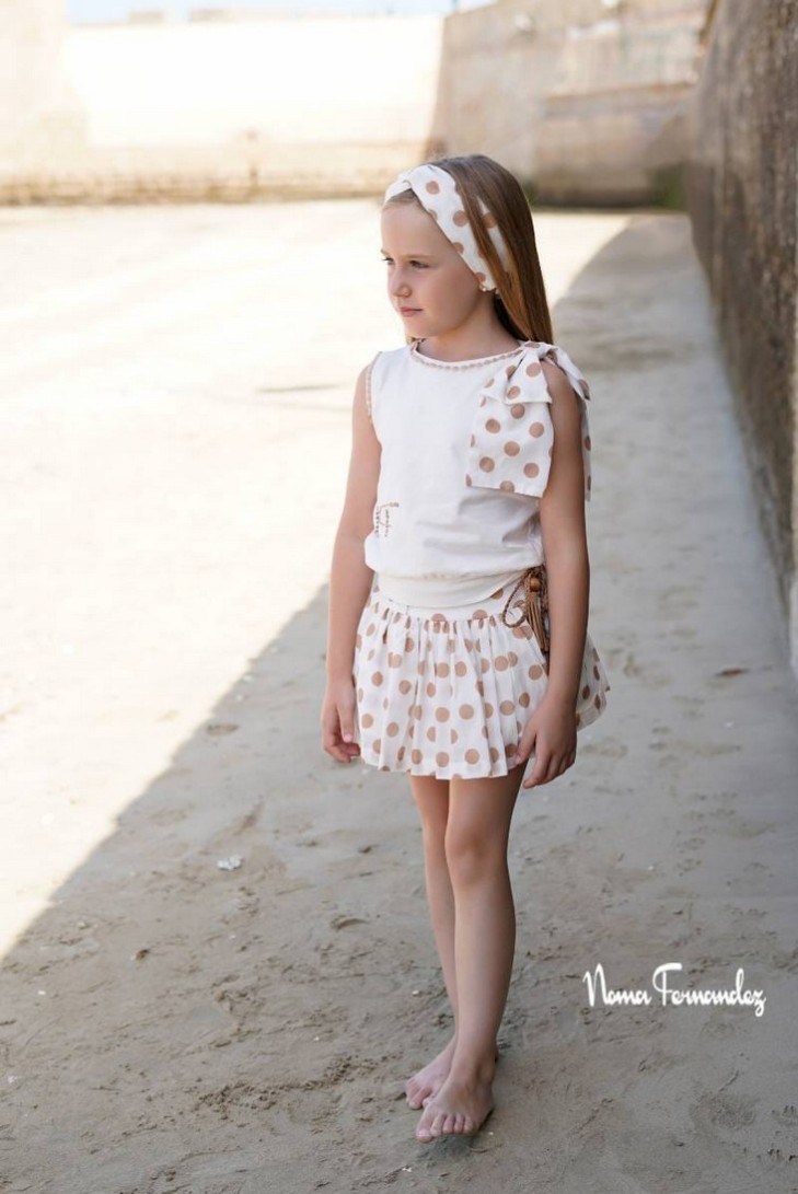 CONJUNTO CAMISETA Y FALDA (SIN SHORT DEBAJO) COLECCIÓN HAYA DE NOMA FERNÁNDEZ, TOPO CAMEL. VERANO 26.