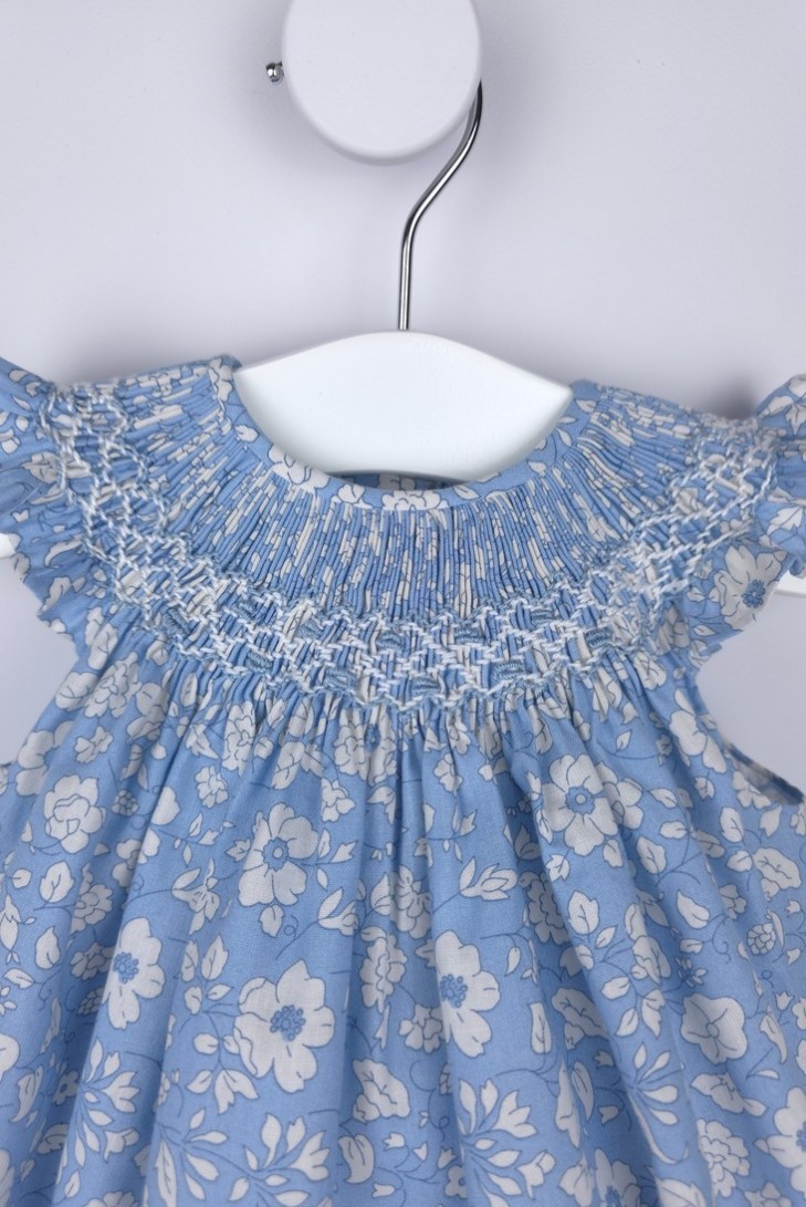 RANITA UNISEX PUNTO SMOCK TALLA ÚNICA (1m-6m aprox.) DE BELÁN, FLORES BLANCAS. VERANO 26