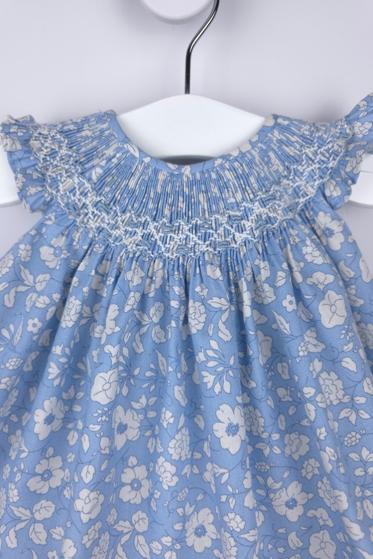 JESUSITO PUNTO SMOCK TALLA ÚNICA (1m-6m aprox.) DE BELÁN, FLORES BLANCAS. VERANO 26