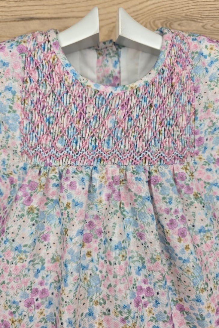 JESUSITO LINO PUNTO SMOCK, CAPOTA Y PATUCOS DE PUNTO HECHOS A MANO DE ARTESANÍA CARMINA, FLORES. VERANO 26.