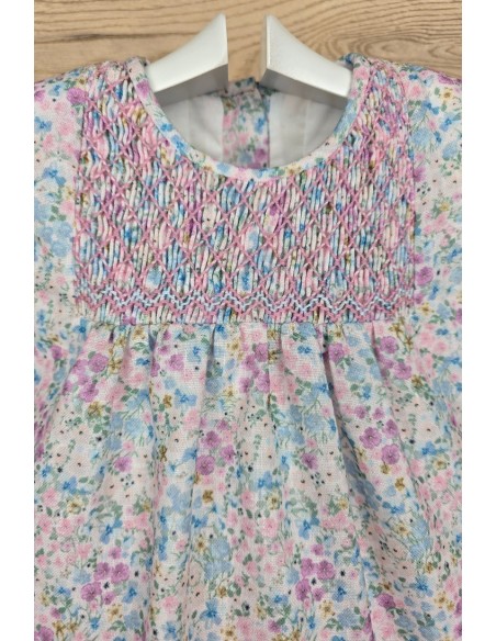JESUSITO LINO PUNTO SMOCK, CAPOTA Y PATUCOS DE PUNTO HECHOS A MANO DE ARTESANÍA CARMINA, FLORES. VERANO 26.