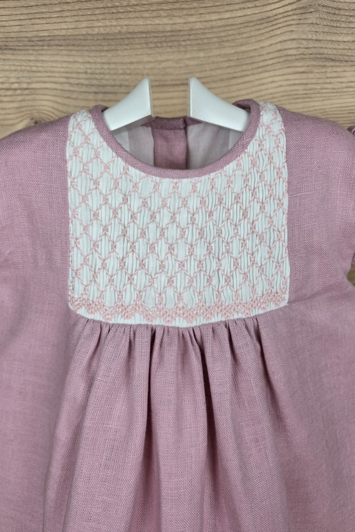 VESTIDO LINO PUNTO SMOCK DE ARTESANÍA CARMINA, ROSA PALO. VERANO 26.