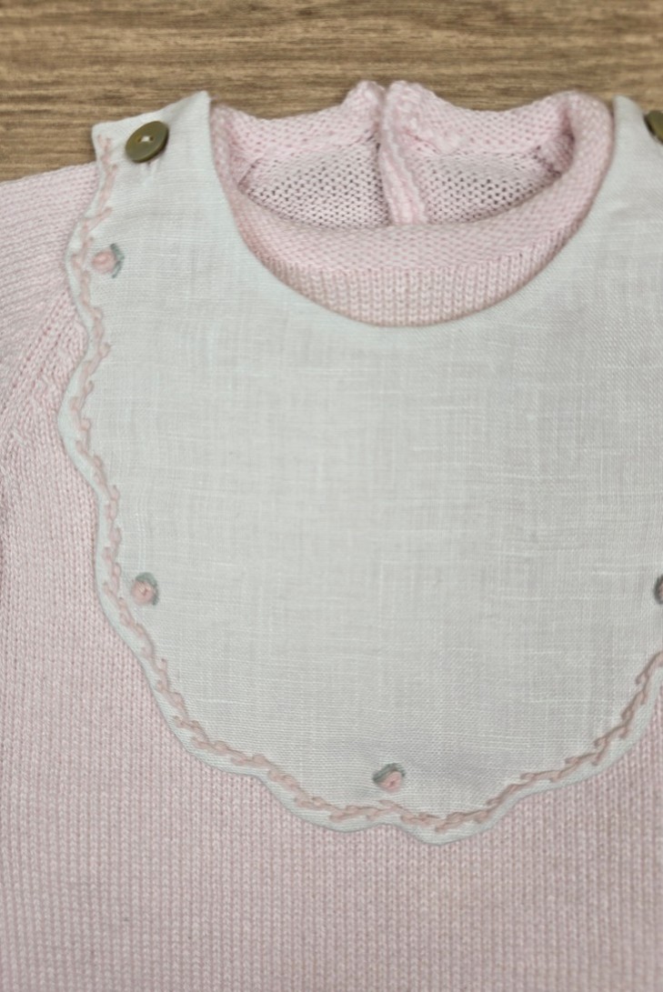 RANA UNISEX CON BABERO BORDADO A MANO DE ARTESANÍA CARMINA, ROSA . VERANO 26.