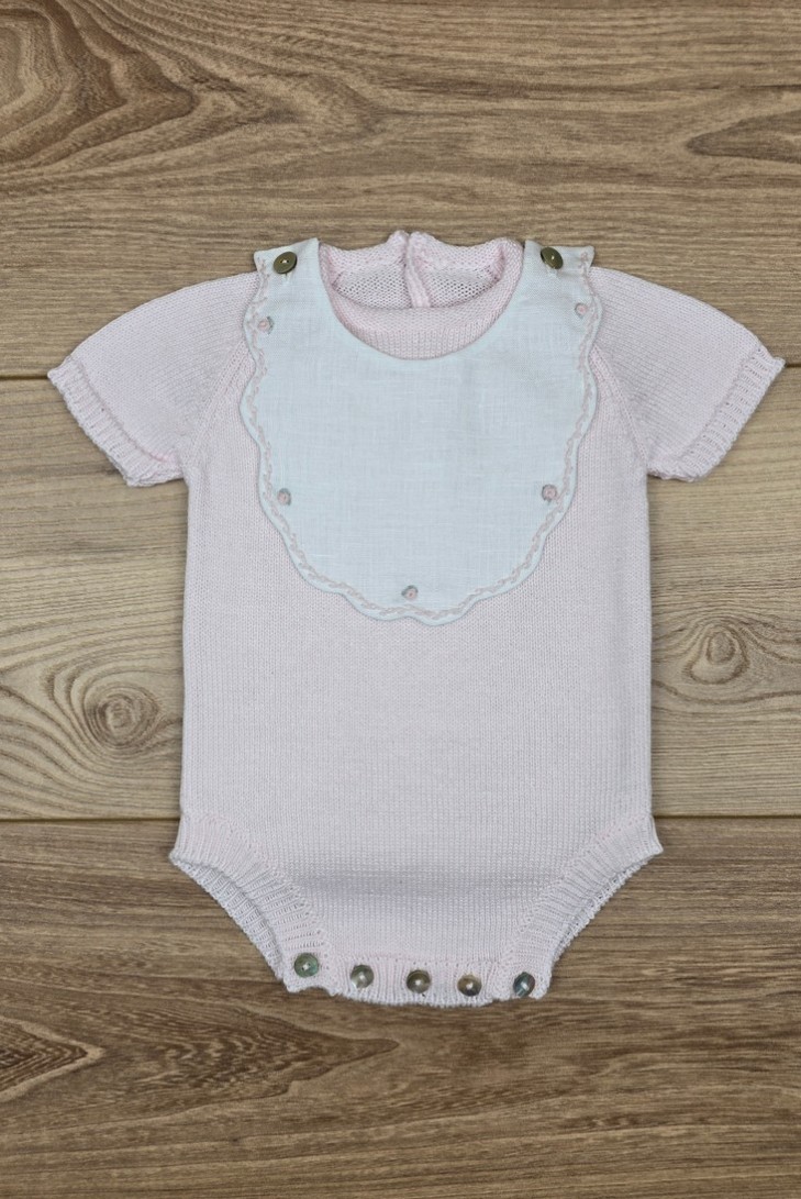 RANA UNISEX CON BABERO BORDADO A MANO DE ARTESANÍA CARMINA, ROSA . VERANO 26.