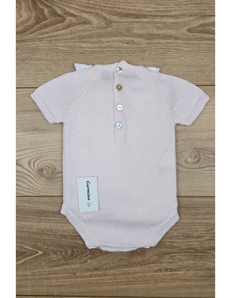 RANA UNISEX CON BABERO BORDADO A MANO DE ARTESANÍA CARMINA, ROSA . VERANO 26.