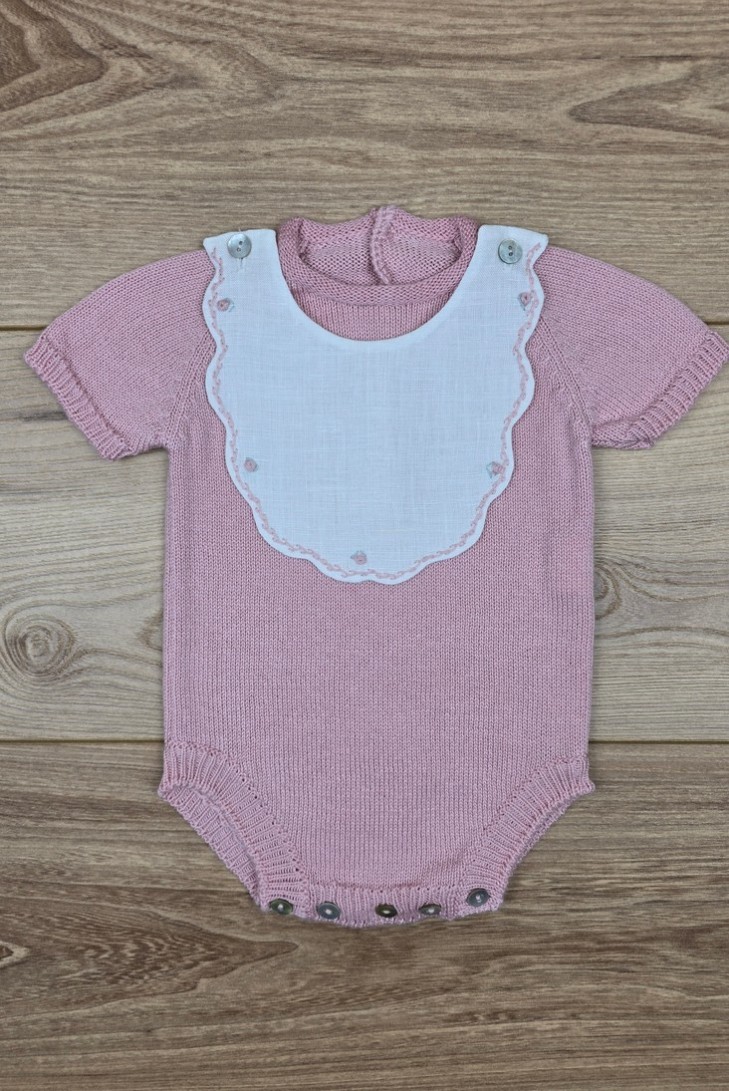 RANA UNISEX CON BABERO BORDADO A MANO DE ARTESANÍA CARMINA, ROSA PALO. VERANO 26.