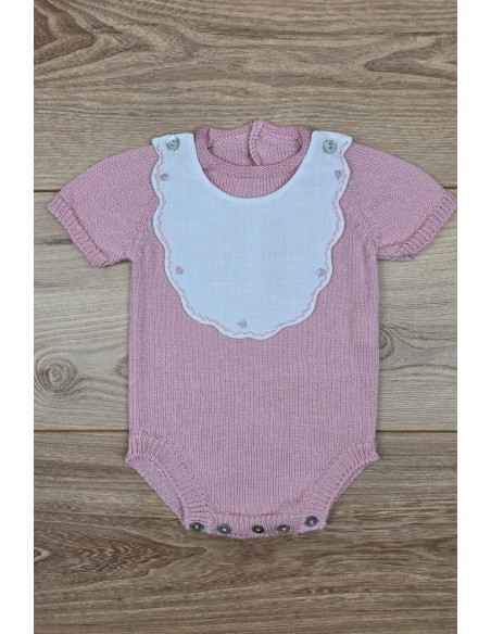 RANA UNISEX CON BABERO BORDADO A MANO DE ARTESANÍA CARMINA, ROSA PALO. VERANO 26.