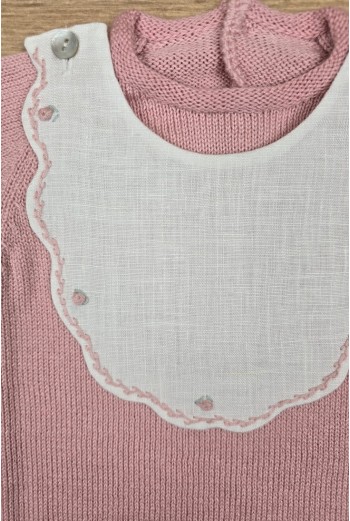 RANA UNISEX CON BABERO BORDADO A MANO DE ARTESANÍA CARMINA, ROSA PALO. VERANO 26. 2