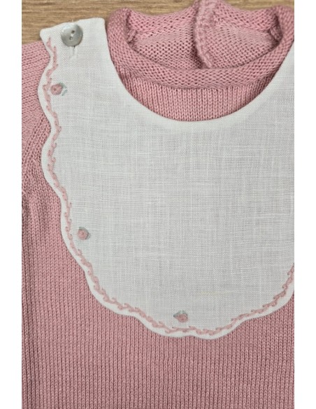 RANA UNISEX CON BABERO BORDADO A MANO DE ARTESANÍA CARMINA, ROSA PALO. VERANO 26.