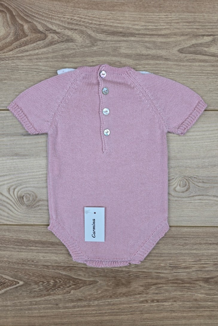 RANA UNISEX CON BABERO BORDADO A MANO DE ARTESANÍA CARMINA, ROSA PALO. VERANO 26.