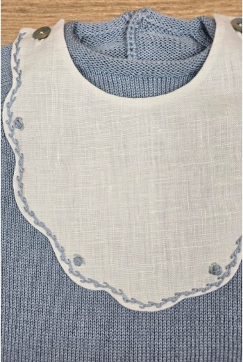 RANA UNISEX CON BABERO BORDADO A MANO DE ARTESANÍA CARMINA, AZUL INGLÉS . VERANO 26. 2