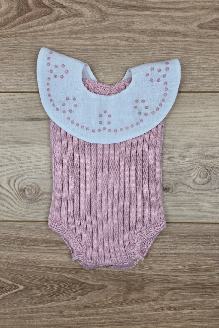 RANA UNISEX CON CUELLO BORDADO A MANO DE ARTESANÍA CARMINA, ROSA PALO. VERANO 26.