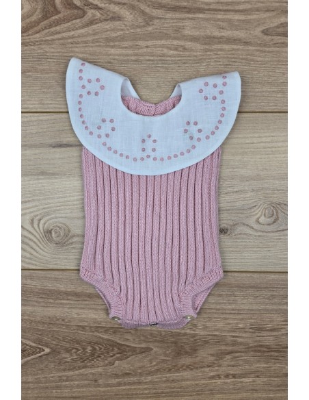 RANA UNISEX CON CUELLO BORDADO A MANO DE ARTESANÍA CARMINA, ROSA PALO. VERANO 26.