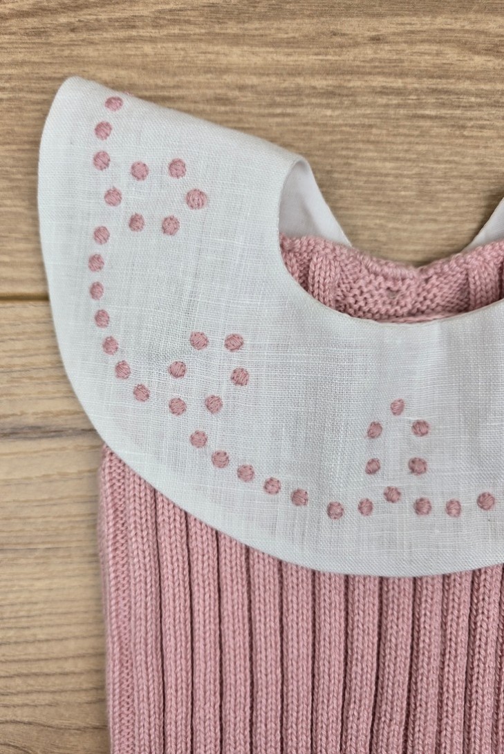 RANA UNISEX CON CUELLO BORDADO A MANO DE ARTESANÍA CARMINA, ROSA PALO. VERANO 26.