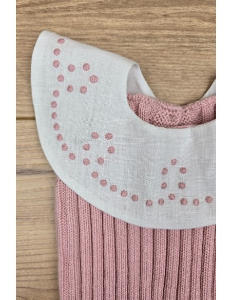 RANA UNISEX CON CUELLO BORDADO A MANO DE ARTESANÍA CARMINA, ROSA PALO. VERANO 26.