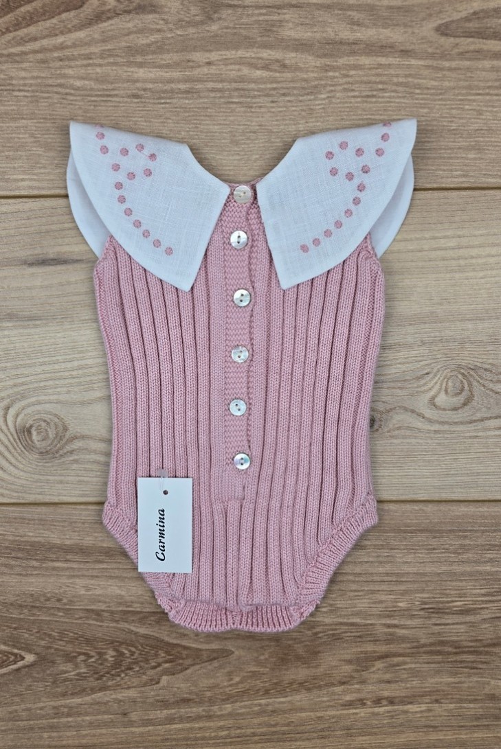RANA UNISEX CON CUELLO BORDADO A MANO DE ARTESANÍA CARMINA, ROSA PALO. VERANO 26.