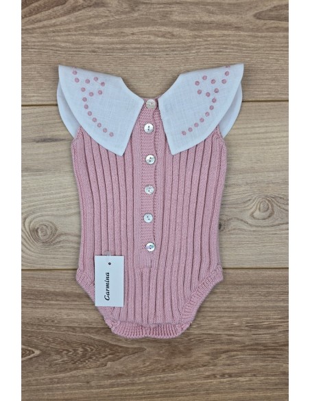 RANA UNISEX CON CUELLO BORDADO A MANO DE ARTESANÍA CARMINA, ROSA PALO. VERANO 26.