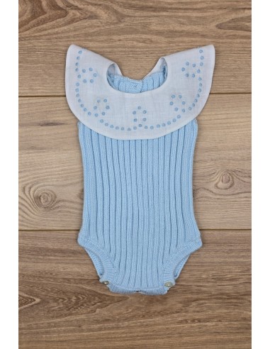 RANA UNISEX CON CUELLO BORDADO A MANO DE ARTESANÍA CARMINA, CELESTE. VERANO 26.