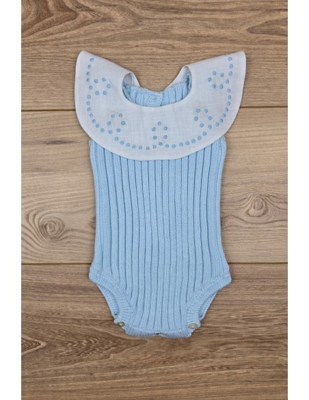 RANA UNISEX CON CUELLO BORDADO A MANO DE ARTESANÍA CARMINA, CELESTE. VERANO 26.