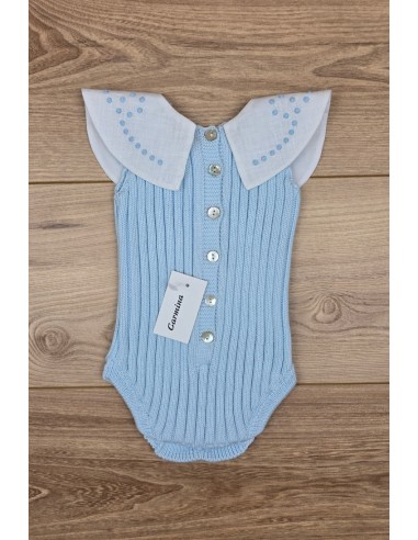 RANA UNISEX CON CUELLO BORDADO A MANO DE ARTESANÍA CARMINA, CELESTE. VERANO 26.