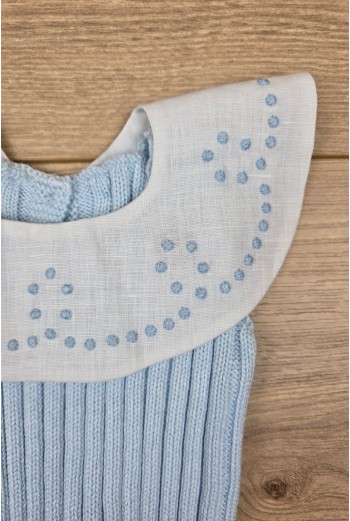 RANA UNISEX CON CUELLO BORDADO A MANO DE ARTESANÍA CARMINA, CELESTE. VERANO 26. 2