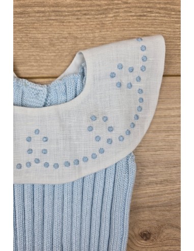 RANA UNISEX CON CUELLO BORDADO A MANO DE ARTESANÍA CARMINA, CELESTE. VERANO 26.
